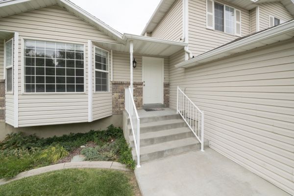 Cost of White Vinyl Siding Replacement in Worcester